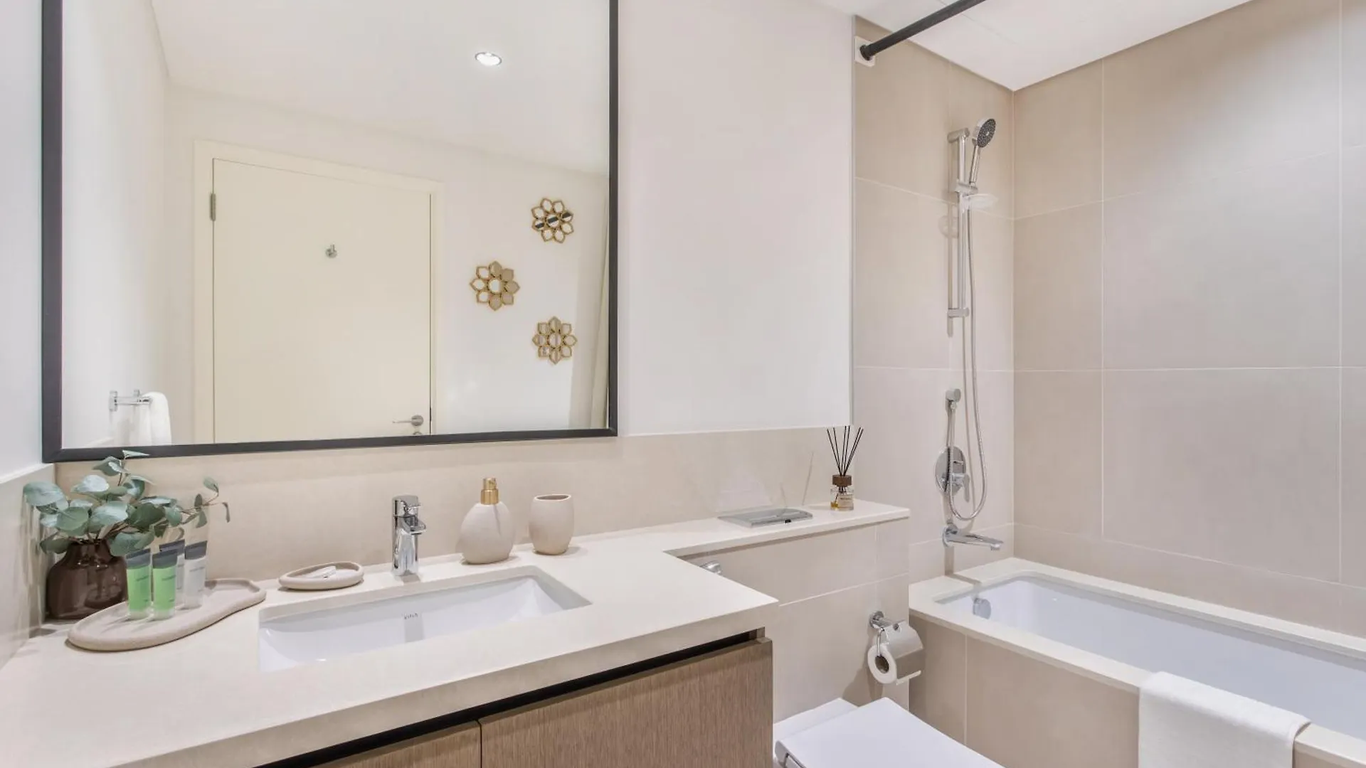 Downtown Luxury 2 Bed Apartment Dubai